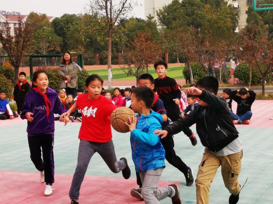 四年级篮球赛新闻稿_html_m4a5bbafa.jpg