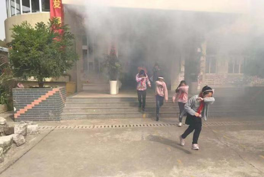 江南小学开展消防逃生演习图片1.jpg